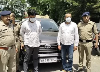 अधिवक्ता का स्टीकर लगाकर लग्जरी कार से हो रही थी शराब तस्करी, पुलिस की नज़र से नहीं बच पाया तस्कर