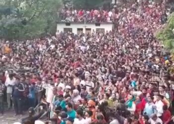 जाख देवता ने दहकते अंगारों पर नृत्य कर दिया भक्तों को आशीर्वाद