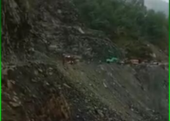 यहाँ बंद हो गया बद्रीनाथ हाईवे, दोनों तरफ लगा लम्बा जाम