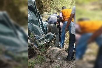 सड़क पर पलटा वन विभाग का वाहन, वन क्षेत्राधिकारी की मौत, दो घायल