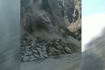 तीन दिन बाद खुला बदरीनाथ हाईवे, पहाड़ी से लगातार मलबा गिरने से आ रही हैं दिक्कतें