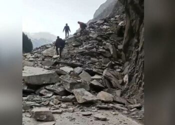 हनुमान चट्टी के आगे हाईवे पर दरकी चट्टान, बोल्डर गिरने से रास्ता हुआ बंद