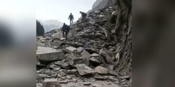 हनुमान चट्टी के आगे हाईवे पर दरकी चट्टान, बोल्डर गिरने से रास्ता हुआ बंद