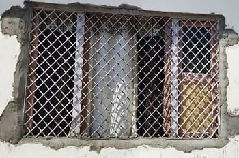 नशा मुक्ति केंद्र की खिड़की तोड़कर 19 लड़के फरार, भागने वाले चार पर दर्ज हैं आपराधिक मामले