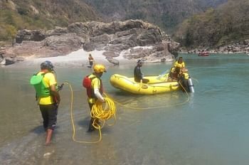 राजस्थान के आईएएस का भाई और दिल्ली का ट्रेवल एजेंट गंगा में बहा, तलाश में जुटी SDRF और डर्फ