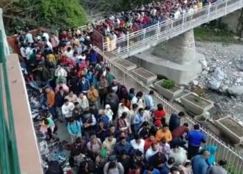 बाबा नीम करौरी महाराज के धाम में उमड़ा आस्था का ऐसा सैलाब, कम पड़ गए इंतजाम.