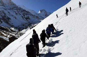भारी बर्फबारी ने रोके महाराष्ट्र के ट्रैकरों के कदम, महज 200 मीटर दूर से लौटना पड़ा वापस