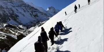 भारी बर्फबारी ने रोके महाराष्ट्र के ट्रैकरों के कदम, महज 200 मीटर दूर से लौटना पड़ा वापस