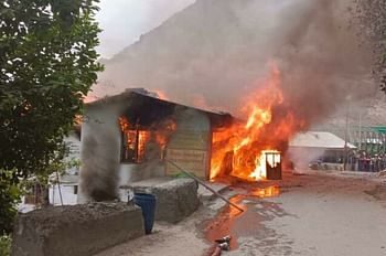 विकासनगर में त्यूनी पुल के पास एक घर में लगी भीषण आग, चार बच्चों के फंसे होने की आशंका