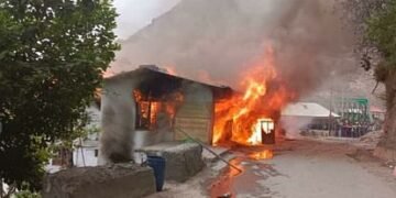 विकासनगर में त्यूनी पुल के पास एक घर में लगी भीषण आग, चार बच्चों के फंसे होने की आशंका