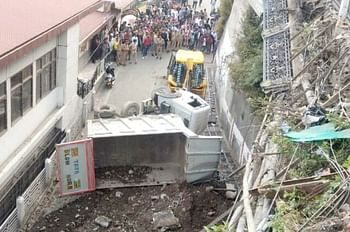 माल रोड से दून मार्ग पर गिरा ट्रक, चालक की मौत, साथी हुआ घायल, कई वाहन क्षतिग्रस्त