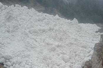 भारी बर्फबारी से आफत, तवाघाट लिपुलेख मार्ग पर खंगला नाला के पास टूटा ग्लेशियर