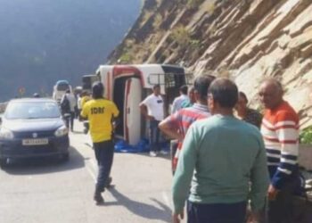 यहाँ तीर्थयात्रियों से भरी बस दुर्घटनाग्रस्त, 28 लोग सवार थे,मची चीख-पुकार
