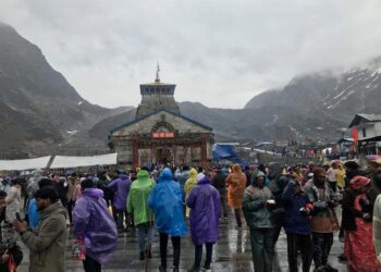 मौसम अलर्ट को देखते हुए श्रद्धालुओं को सुरक्षित पहुंचाया जा रहा केदारनाथ:डीएम