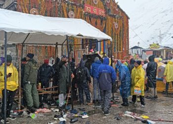 केदारघाटी में मौसम खराब, बारिश और बर्फबारी के बीच सोमवार सुबह 1520श्रद्धालु केदारनाथ के लिये हुए रवाना