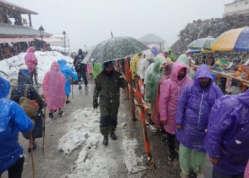 भारी बर्फबारी के बीच केदारनाथ पहुंचे श्रद्धालुओं की सुरक्षा व सेवा के साथ ही मार्गदर्शन कर रही मित्र पुलिस