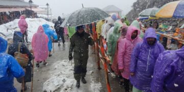 भारी बर्फबारी के बीच केदारनाथ पहुंचे श्रद्धालुओं की सुरक्षा व सेवा के साथ ही मार्गदर्शन कर रही मित्र पुलिस