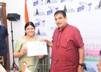 जिपंअ अमरदेई शाह को मिली राष्ट्रीय जिला पंचायत एसोसिएशन में राष्ट्रीय कार्यकारिणी सदस्य की जिम्मेदारी, केन्द्रीय मंत्री गडकरी ने सौंपा जिपंअ को नियुक्ति पत्र