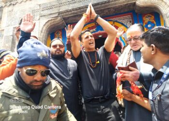 फिल्म अभिनेता अक्षय कुमार ने केदारनाथ पहुंचकर की पूजा-अर्चना