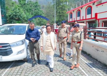 स्वास्थ्य मंत्री डाॅ धन सिंह रावत ने जिला स्तरीय अधिकारियों के साथ ली समीक्षा बैठक