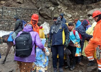 केदारनाथ पैदल मार्ग पर तीर्थयात्रियों की सुरक्षा में मदद कर रहे जवान