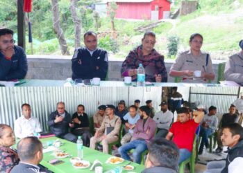 बेहतर यात्रा व्यवस्था बनाने को लेकर सीतापुर,सोनप्रयाग व गौरीकुंड के व्यपारियों के साथ बैठक हुई आयोजित।यात्रा को बनाया जाएगा सुगम ओर बेहतर:जिलाधिकारी