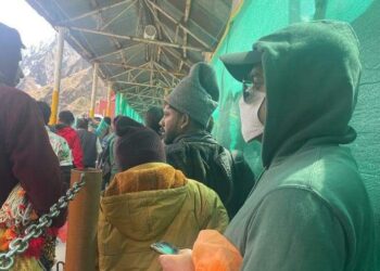 जब श्रद्धालु बनकर डीएम पहुंचे यात्रा व्यवस्थाओं का निरीक्षण करने बद्रीनाथ