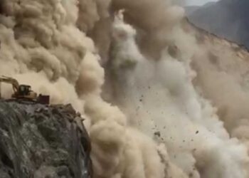यहाँ हुआ भयंकर लैंडस्लाइड, सड़क समेत उतर गया पूरा पहाड़, देखें वीडियो…