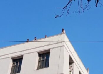 पेट्रोल की बोतलों को लेकर छात्र चढ़े छत पर आत्मदाह की चेतावनी