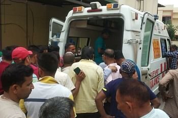 यहाँ यूटिलिटी अनियंत्रित होकर खाई में गिरी, एक ही परिवार के दो सदस्यों की मौत, एक गंभीर