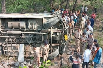 छोटा हाथी को बचाने के चक्कर में पलटकर पुल से नीचे गिरी रोडवेज बस, चालक की मौत, छह यात्री घायल