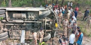 छोटा हाथी को बचाने के चक्कर में पलटकर पुल से नीचे गिरी रोडवेज बस, चालक की मौत, छह यात्री घायल