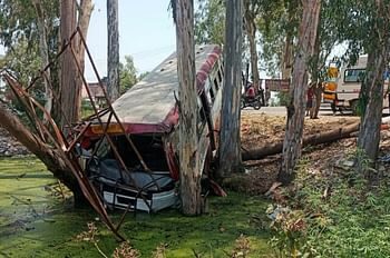 खाई में गिरी 40 यात्रियों से भरी बस, दिल्ली हरिद्वार हाईवे पर कार को बचाने के चक्कर में हुआ हादसा