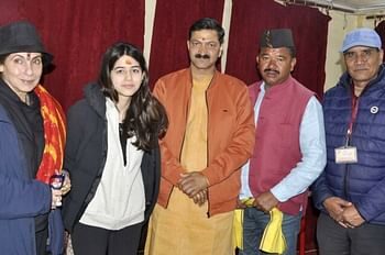 अभिनेत्री डिंपल कपाड़िया ने किए भगवान बदरी विशाल के दर्शन, नातिन के साथ पहुंचकर लिया आशीर्वाद