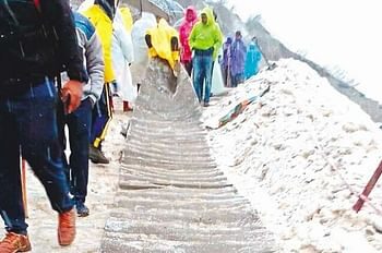 केदारनाथ पैदल मार्ग पर फिसलन से बचाव के लिए बिछाई गई मैट,बर्फ पिघलाने के लिए डाला जा रहा चूना