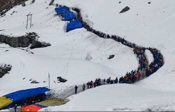 अटलाकोटी के समीप हिमखंड आने से रोकी गई यात्रा, दो घंटे बाद घांघरिया से भेजे गए श्रद्धालु