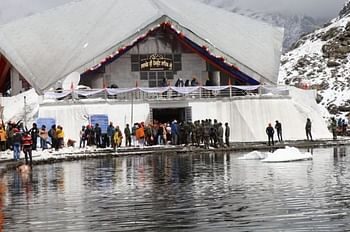सिखों के पवित्र धाम हेमकुंड साहिब के खुले कपाट, पंच प्यारों की अगुवाई में श्रद्धालुओं ने टेका मत्था