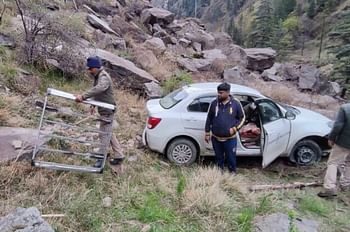 खाई में गिरी गंगोत्री जा रहे उड़ीसा के यात्रियों की कार, टायर फटने से हुआ हादसा, ऐसे बची जान