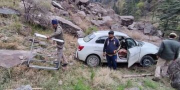 खाई में गिरी गंगोत्री जा रहे उड़ीसा के यात्रियों की कार, टायर फटने से हुआ हादसा, ऐसे बची जान