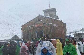 शनिवार को केदारनाथ धाम में दिखी भीड़, भक्तों ने सभामंडप से किए बाबा के दर्शन
