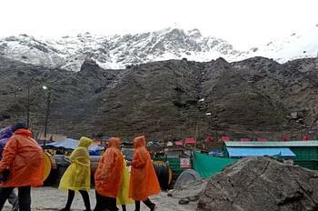 शॉर्टकट के चक्कर में मंदाकिनी नदी किनारे फंसे चार युवक, एसडीआरएफ की टीम ने सकुशल निकाला