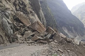 लिपुलेख-तवाघाट सड़क के पास दरकी चट्टान, धारचूला और गुंजी में करीब 300 यात्री फंसे