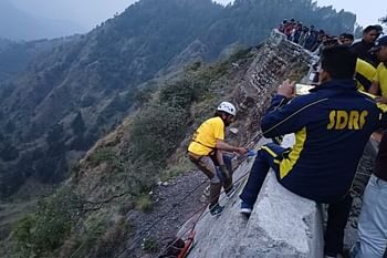 धनोल्टी मार्ग पर फोटो खींचते समय खाई में गिरा रुद्रप्रयाग का युवक, मौके पर हुई मौत