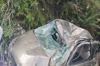 यहाँ दर्दनाक हादसा, खाई में गिरी कार, चार महिलाओं समेत पांच की मौत