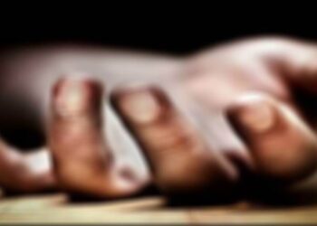 घर में मिली पति-पत्नी का लाश, शवों के बीच पड़ा था 5 दिन का मासूम बेटा। ताला तोड़ निकाले शव