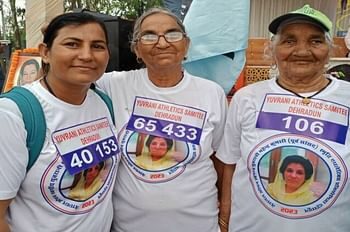 106 वर्षीय रामबाई के हौसले बुलंद…बेटी और पोती के साथ लगाई दौड़