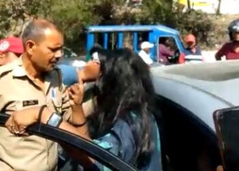 गलत साइड चलने पर रोका तो महिला पर्यटक ने पुलिस की वर्दी पर डाला हाथ, दिल्ली की महिला के खिलाफ दर्ज मामला