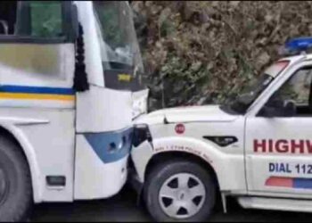 लगातार दारू पीता रहा बस ड्राइवर, पुलिस की गाड़ी को मारी टक्कर