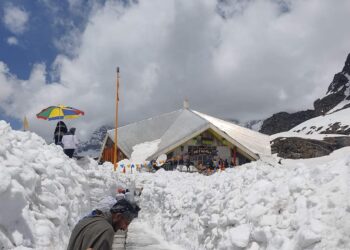 जून के महीने में भी चार फीट बर्फ की आगोश में हेमकुंड साहिब,85हजार श्रद्धालु कर चुके दर्शन