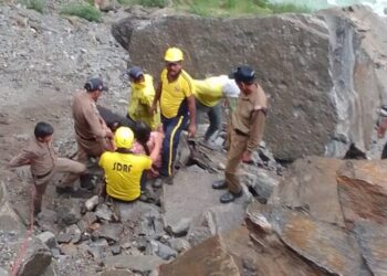 उत्तराखंड में आपदा में फंसे 40 यात्रियों के लिए देवदूत बनी एसडीआरएफ